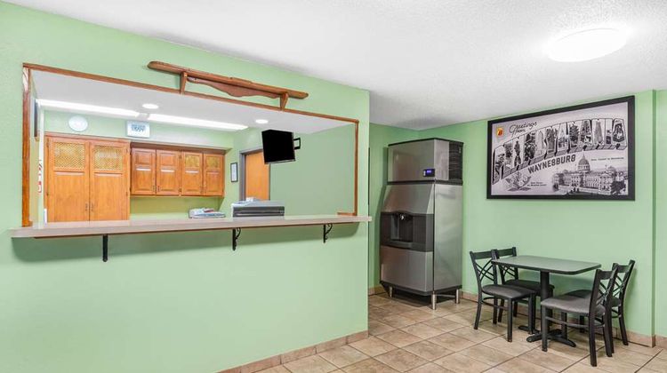 Super 8 Waynesburg Lobby