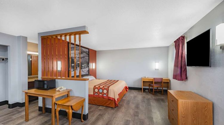 Super 8 Waynesburg Suite