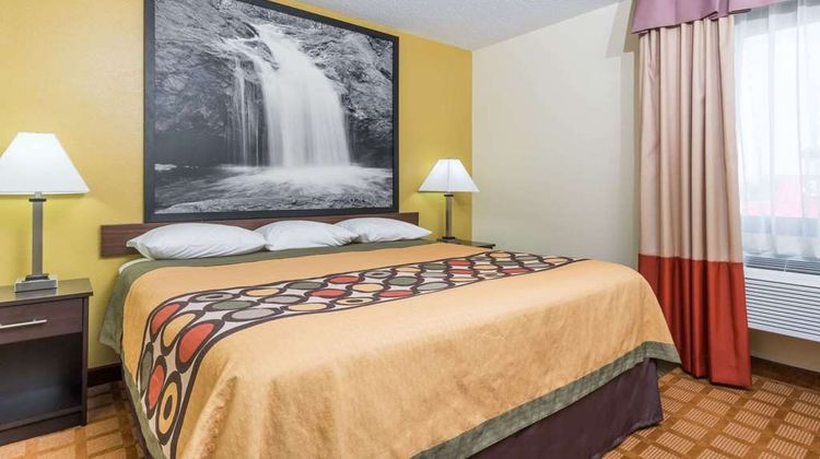 Super 8 Rice Lake Suite