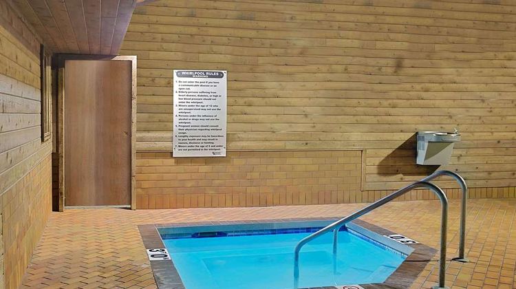 Super 8 Sturgeon Bay Pool
