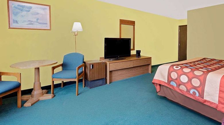 <b>Super 8 Sturgeon Bay Room</b>. Images powered by <a href="https://iceportal.shijigroup.com/" title="IcePortal" target="_blank">IcePortal</a>.