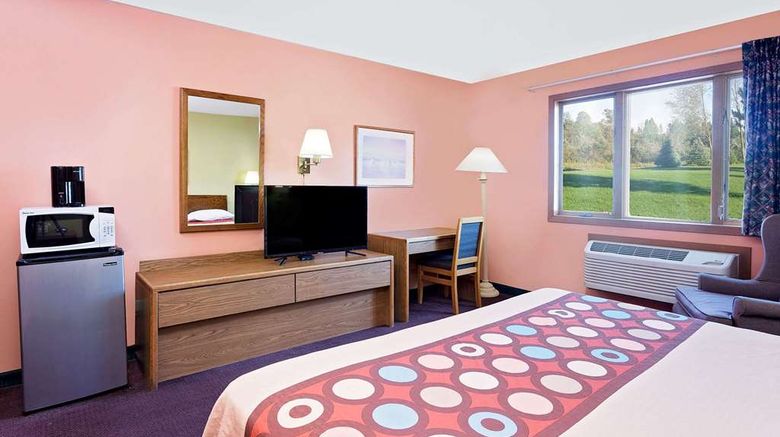 <b>Super 8 Sturgeon Bay Room</b>. Images powered by <a href="https://iceportal.shijigroup.com/" title="IcePortal" target="_blank">IcePortal</a>.
