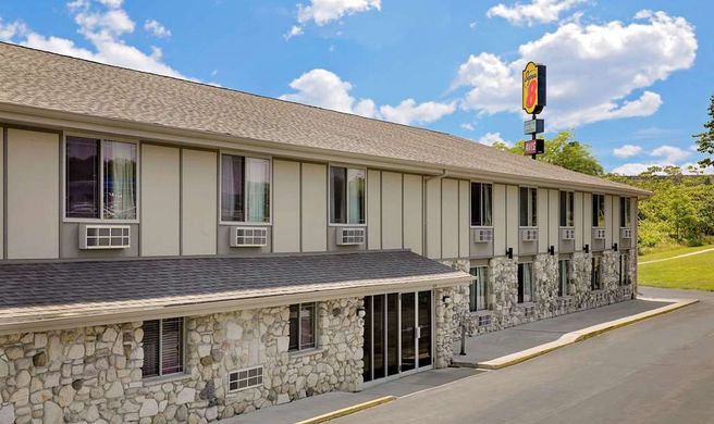Super 8 Sturgeon Bay Exterior