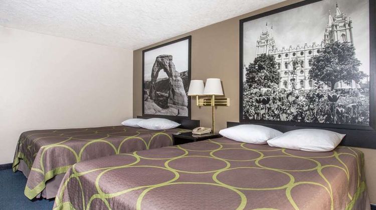 Super 8 Logan Room