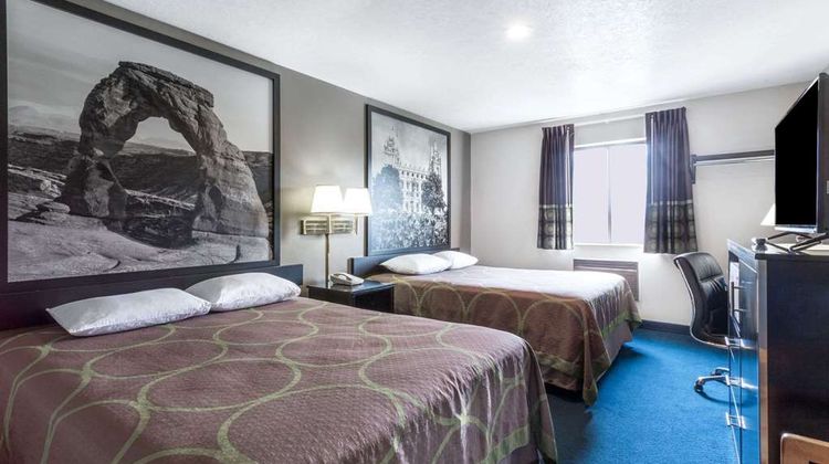Super 8 Logan Room