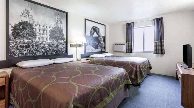 Super 8 Logan Room