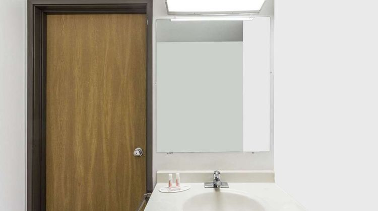 Super 8 Logan Room