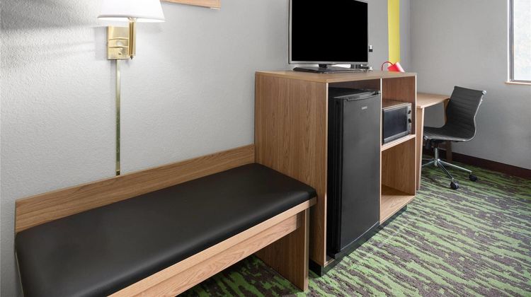 Super 8 New Stanton Room