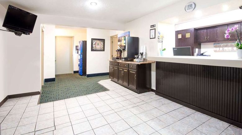 <b>Super 8 Pittsburgh Airport/Coraopolis Lobby</b>. Images powered by <a href="https://iceportal.shijigroup.com/" title="IcePortal" target="_blank">IcePortal</a>.