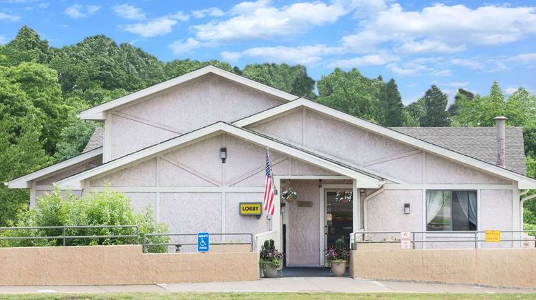 <b>Super 8 Pittsburgh Airport/Coraopolis Exterior</b>. Images powered by <a href="https://iceportal.shijigroup.com/" title="IcePortal" target="_blank">IcePortal</a>.