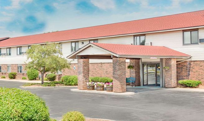 Super 8 Green Bay Airport/Stadium Exterior