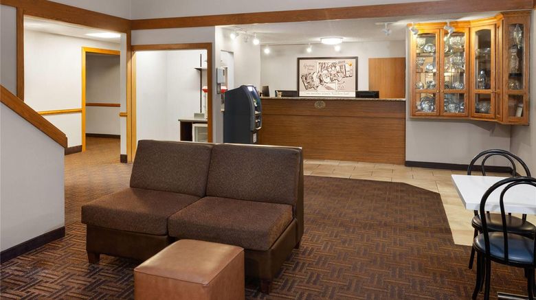 <b>Super 8 Green Bay Airport/Stadium Lobby</b>. Images powered by <a href="https://iceportal.shijigroup.com/" title="IcePortal" target="_blank">IcePortal</a>.