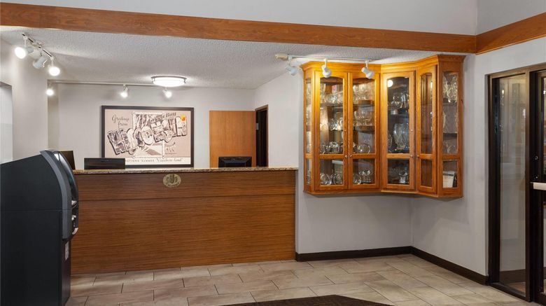 <b>Super 8 Green Bay Airport/Stadium Lobby</b>. Images powered by <a href="https://iceportal.shijigroup.com/" title="IcePortal" target="_blank">IcePortal</a>.