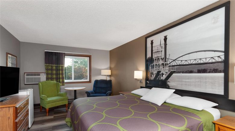 <b>Super 8 Green Bay Airport/Stadium Room</b>. Images powered by <a href="https://iceportal.shijigroup.com/" title="IcePortal" target="_blank">IcePortal</a>.