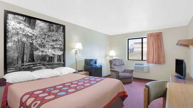 Super 8 Altoona Room
