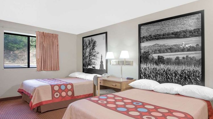 Super 8 Altoona Room