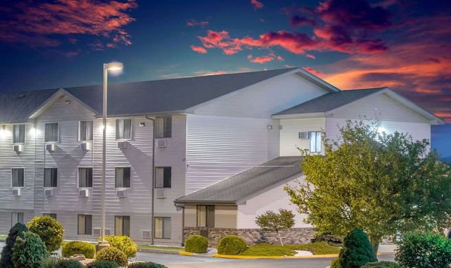 Super 8 Altoona Exterior