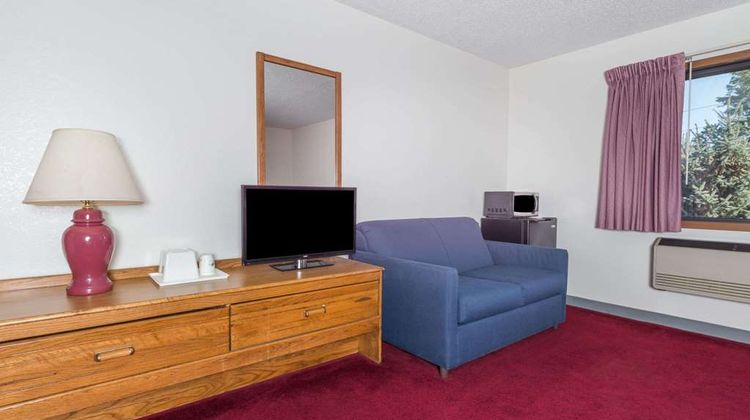 Super 8 Front Royal Suite