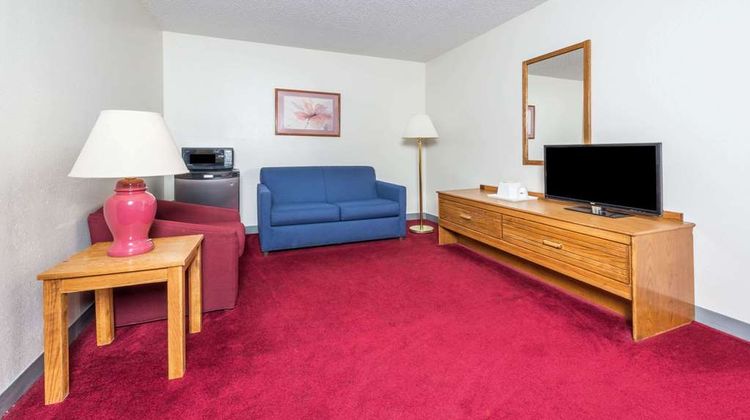 Super 8 Front Royal Suite
