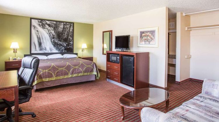 Super 8 Harrisonburg Suite