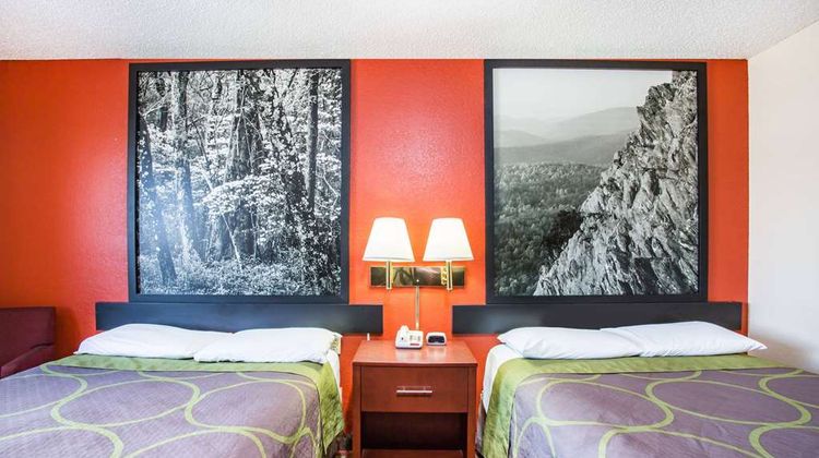 Super 8 Harrisonburg Room