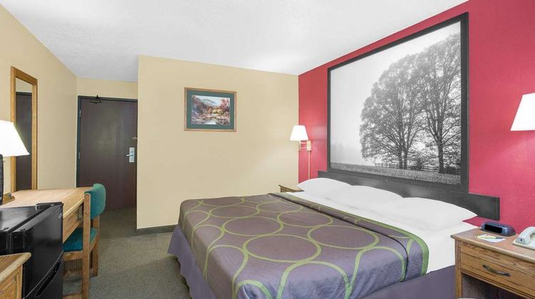 Super 8 Roanoke Room