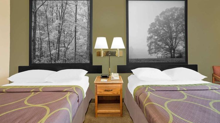 Super 8 Roanoke Room