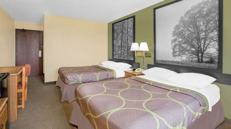 Super 8 Roanoke Room
