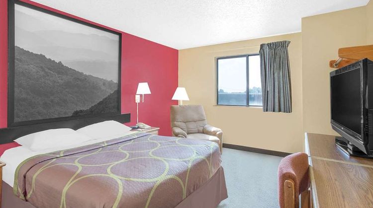 Super 8 Roanoke Room