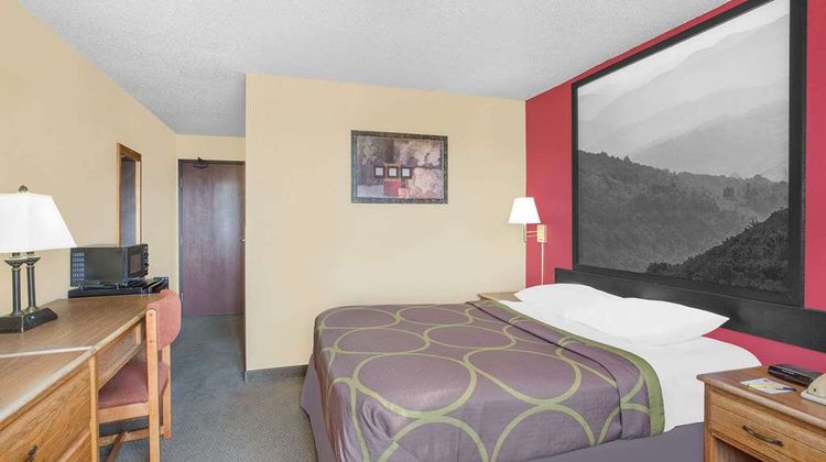 Super 8 Roanoke Room
