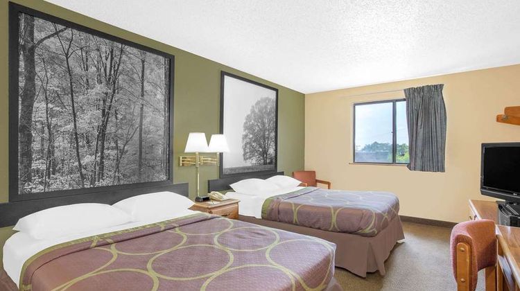 Super 8 Roanoke Room