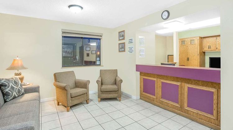 Super 8 Roanoke Lobby