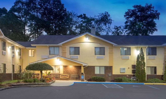 Super 8 Radford Exterior