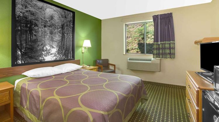 Super 8 Radford Room