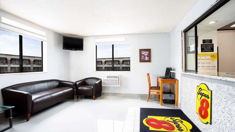 Super 8 Chester/Richmond Area Lobby