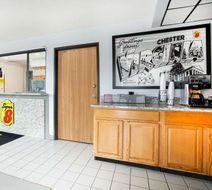 Super 8 Chester/Richmond Area Lobby
