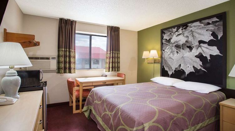 Super 8 Salem Room