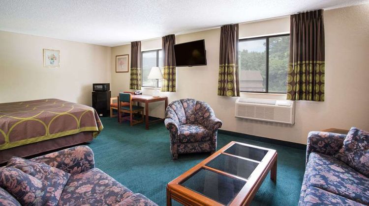 Super 8 Salem Room