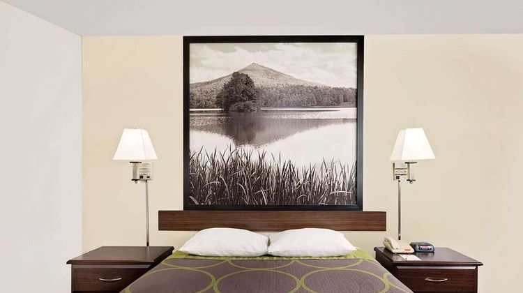 Super 8 Waynesboro Room