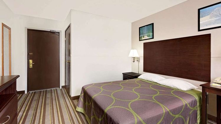 Super 8 Waynesboro Room