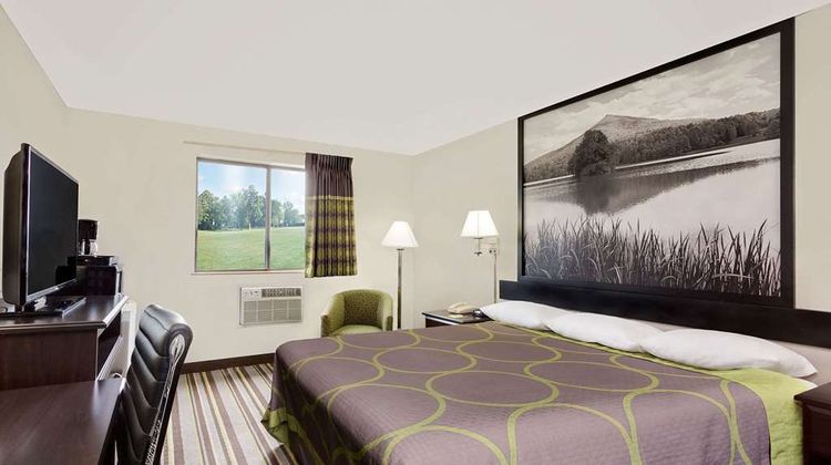 Super 8 Waynesboro Room