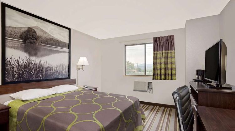 Super 8 Waynesboro Room