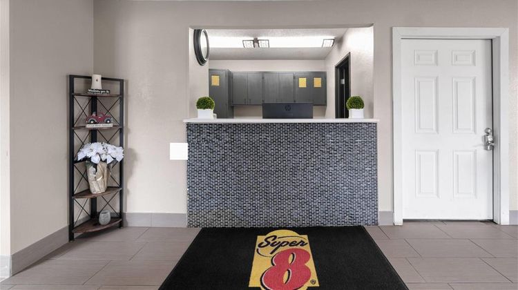 Super 8  Farmville Lobby