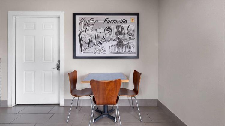 Super 8  Farmville Lobby
