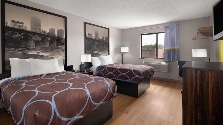 Super 8  Farmville Room