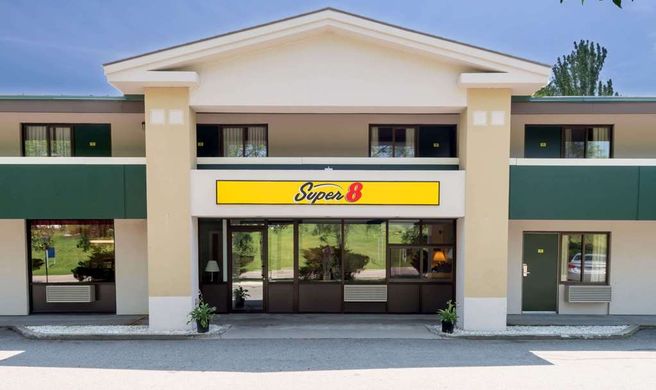 Super 8 White River Junction Exterior