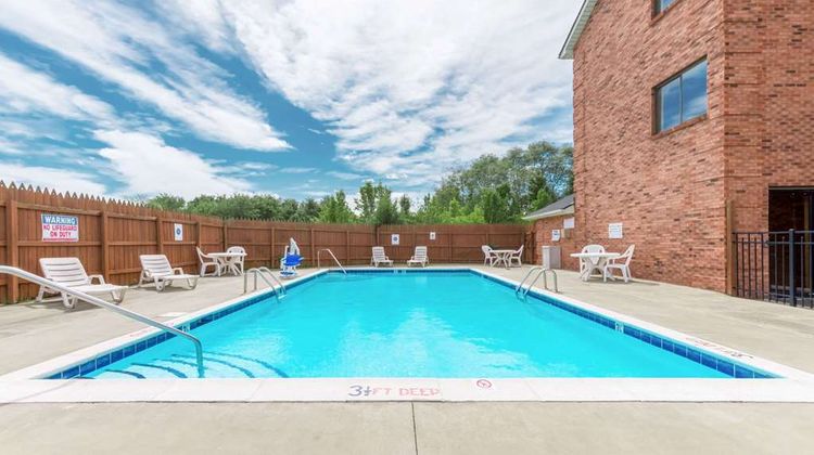 Super 8 Georgetown Pool