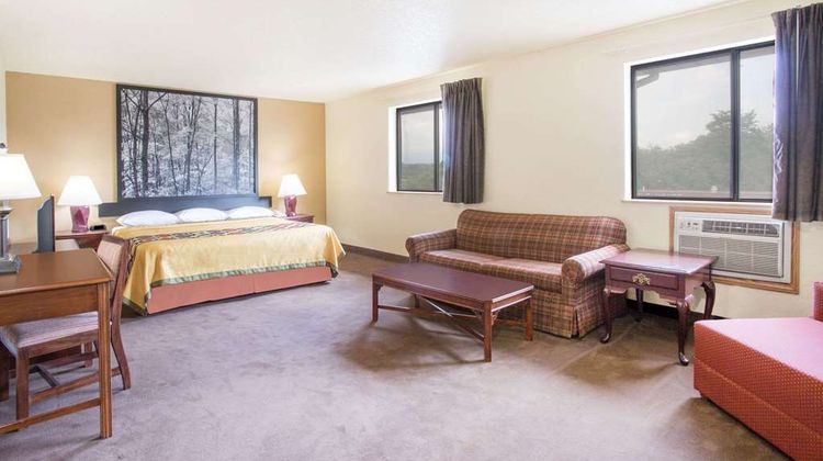 Super 8 Lexington Suite