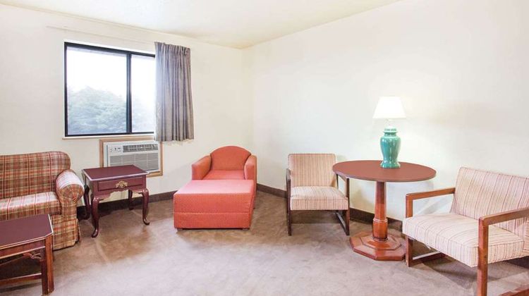 Super 8 Lexington Suite