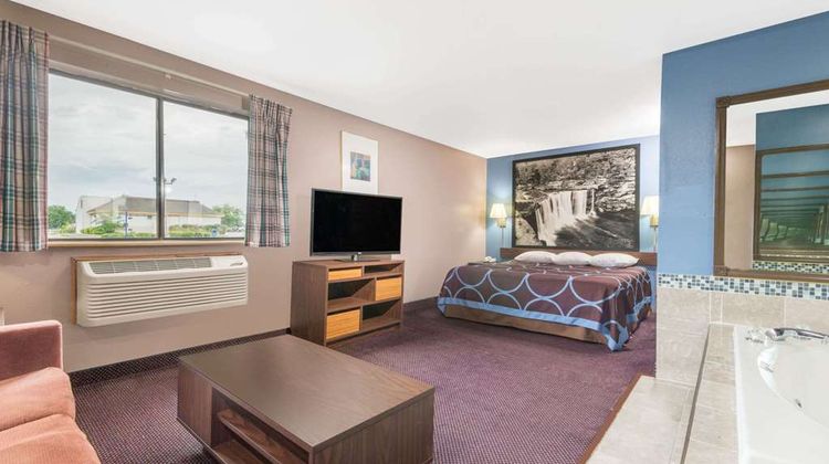 Super 8 Corbin/London Room